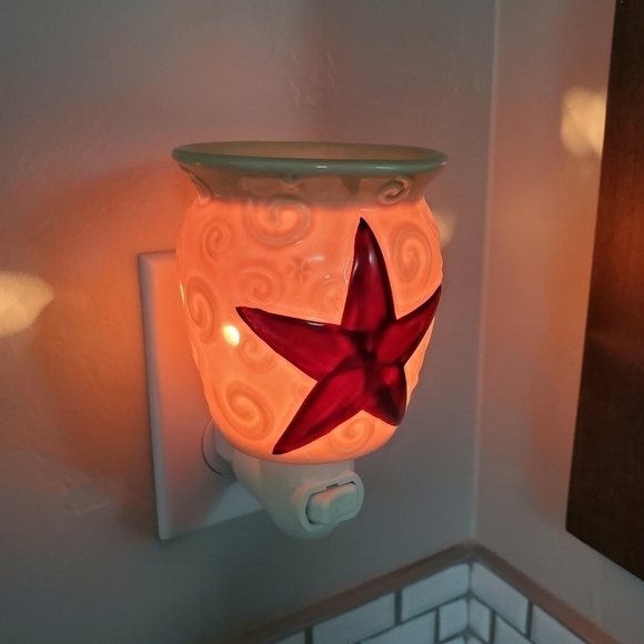 SCENTSY RUSTIC STAR MINI PLUG IN WARMER RETIRED BEIGE SWIRL BARN RED STAR - Picture 2 of 13